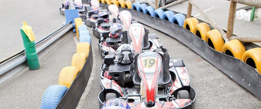 Coches del circuito de carting.