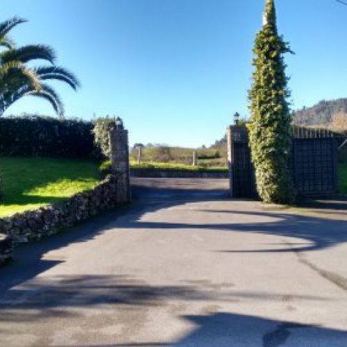 Entrada al patio de la finca